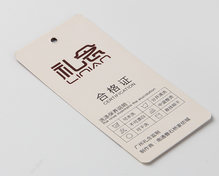 衣服吊牌在定做時出幺蛾子，制造商這樣做不懼怕劃痕