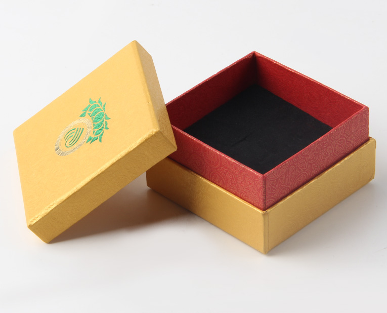 代表化妝品盒子廠家的老師傅，仔細(xì)比對3個小時，只為品質(zhì)