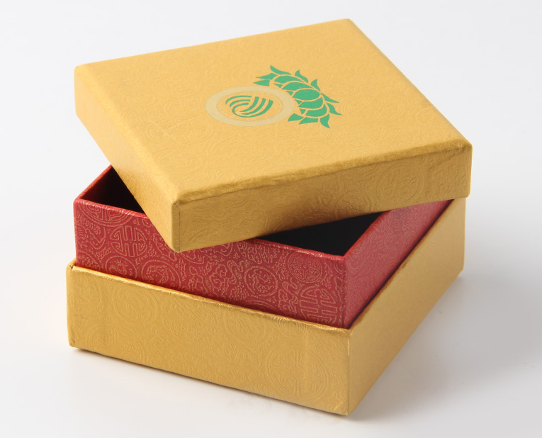 代表化妝品盒子廠家的老師傅，仔細(xì)比對3個小時，只為品質(zhì)
