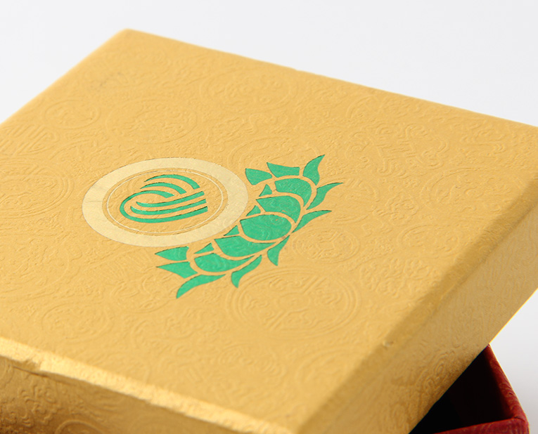代表化妝品盒子廠家的老師傅，仔細(xì)比對3個小時，只為品質(zhì)