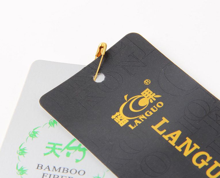 在選擇服裝紙牌定做工藝時(shí)，客人并不是最大的