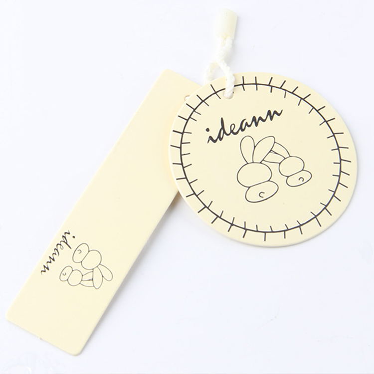 服裝的吊牌該怎么設(shè)計(jì)？問問生產(chǎn)廠家的設(shè)計(jì)師更靠譜